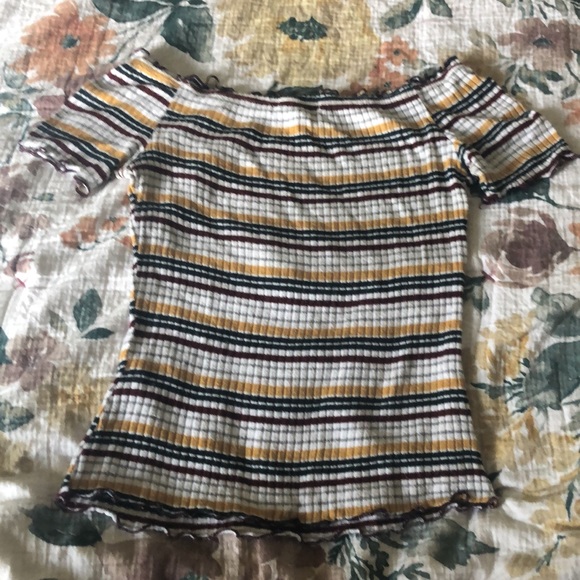 Charolette Russe off the should crop top - Picture 2 of 3